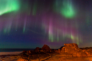 Rotes Nordlicht in Hov, Lofoten