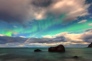 Mondbogen und Nordlicht auf Utakleiv, Lofoten